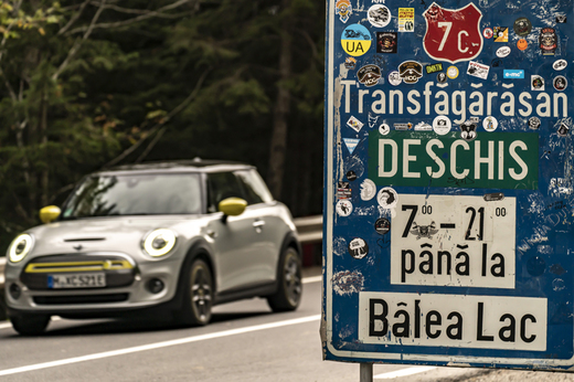 FOTO Film de prezentare a noului model electric MINI Cooper SE, pe Transfăgărășan: " "Într-un ac de păr, trece la mică distanță de o turmă de oi."