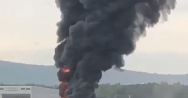 VIDEO Un avion vintage B-17 s-a prăbușit în încercarea de a ateriza de urgență în Connecticut. Șapte oameni și-au pierdut viața