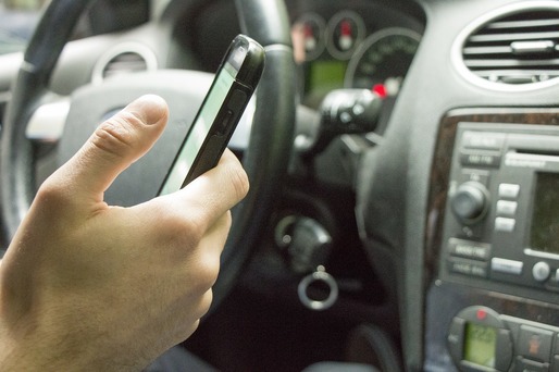 Primele amenzi aplicate șoferilor care nu lasă telefonul din mână la volan. Cât au de plată