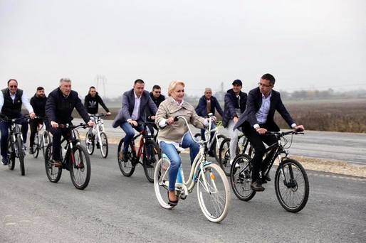 VIDEO Dăncilă, în campanie, anunță de pe bicicletă ”primii kilometri de autostradă din Moldova” 