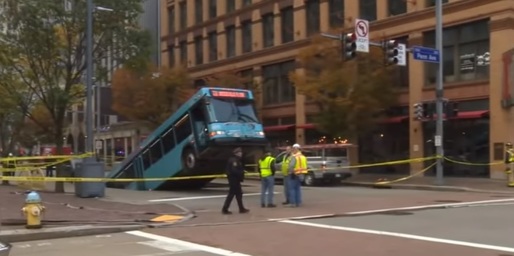 VIDEO Un autobuz cade într-o gaură uriașă în mijlocul drumului în orașul american Pittsburgh