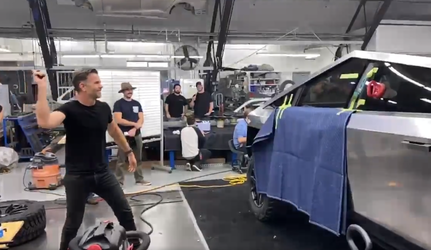 VIDEO Elon Musk a publicat un test cu Cybertruck, în care geamurile rezistă la bila de oțel