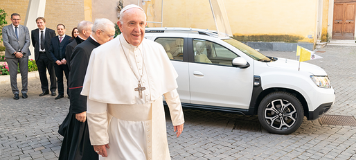 GALERIE FOTO Papa Francisc a primit cadou la Vatican un Duster 4x4 de la directorul Dacia
