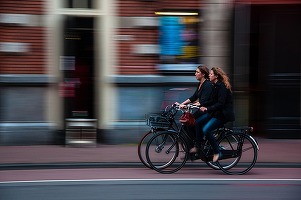 Final - Codul Rutier a fost schimbat: Amenzi mai mici pentru bicicliștii din trafic, dar sancțiuni aspre pentru lipsa semnalizării bicicletelor