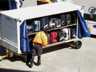 DOCUMENT Paradox: Problemele cu bagajele la Aeroportul Otopeni au apărut după un ”plan de îmbunătățire” a serviciilor de handling. Raport: Echipamente uzate, infrastructură neadecvată, lipsă de personal, peste 1.600 zboruri întârziate într-o lună 