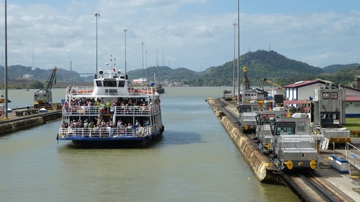 Canalul Panama introduce o suprataxă din cauza secetei