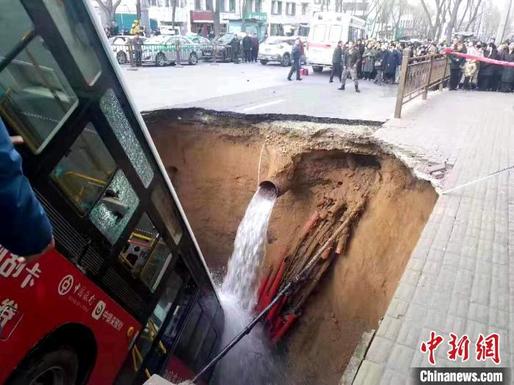 VIDEO Autobuz cu pasageri, prins într-un crater format pe un drum dintr-un oraș din China