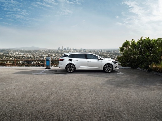 FOTO Renault a prezentat noul Megan face-lift, cu motor hibrid plug-in