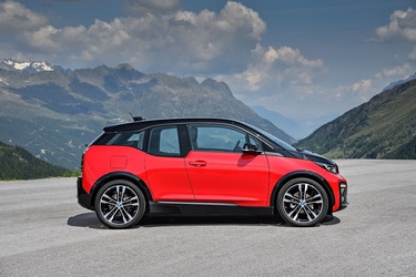 BMW refuză să treacă la platforme exclusive pentru vehicule electrice, așa cum au făcut Audi sau Mercedes
