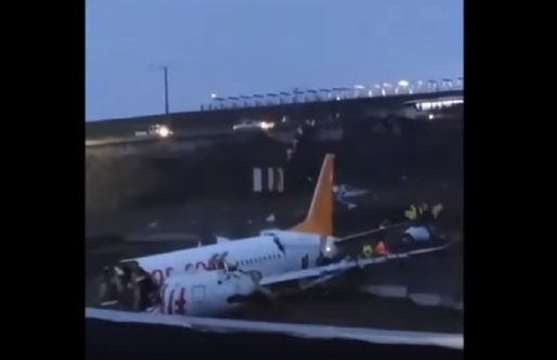 VIDEO Accident aviatic, un avion de linie s-a rupt în mod spectaculos