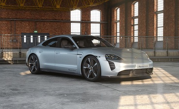 FOTO Scandal care atenționează asupra problemelor pe care le pot avea mașinile electrice: un Taycan, noul model electric de la Porsche, a luat foc, afectând și o clădire