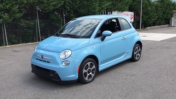 VIDEO Fiat Chrysler a prezentat la Milano versiunea electrică a mașinii de oraș Fiat 500