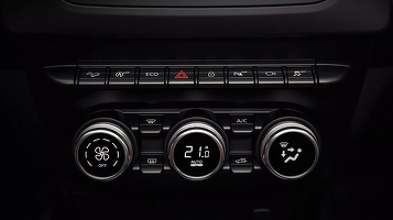 FOTO Primele imagini-spion cu interiorul noii Dacia Sandero