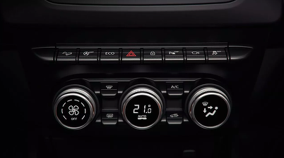 FOTO Primele imagini-spion cu interiorul noii Dacia Sandero