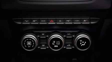 FOTO Primele imagini-spion cu interiorul noii Dacia Sandero