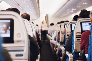 IATA se opune propunerii ca avioanele să zboare cu scaunele din mijloc goale