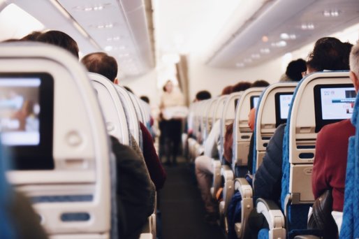 IATA se opune propunerii ca avioanele să zboare cu scaunele din mijloc goale