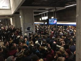 Ministru: La metrou - distanță de 1 metru și marcări cu autocolant