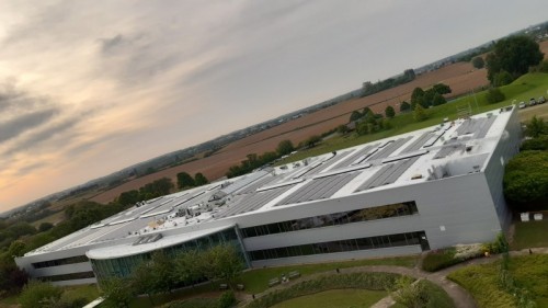 FOTO Toyota Europe și-a instalat prima eoliană privată din Bruxelles, în fața sediului central, și panouri solare pe tot acoperișul