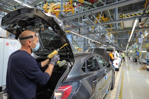 Producția de autoturisme de la Dacia și Ford și-a revenit parțial după redeschidere, la 60% din capacitatea anterioară