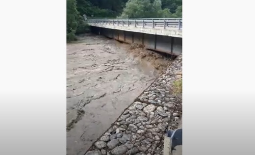 VIDEO Circulația rutieră pe Defileul Jiului - închisă. Apa generată de o viitură puternică a ajuns pe drumul național
