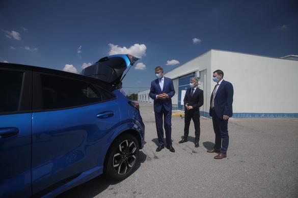 VIDEO & FOTO Klaus Iohannis a testat Ford Puma, la uzina din Craiova. “Mi-a plăcut mașina!”. Ford anunță o nouă investiție