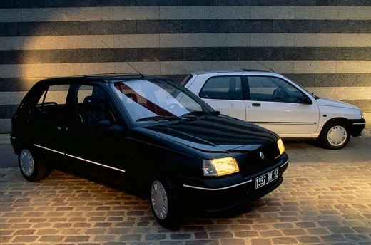 FOTO Renault Clio, mașina de care se leagă istoria Dacia Logan, a împlinit 30 de ani
