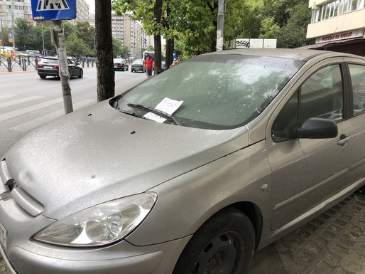 GALERIE FOTO Atenție! Autoritățile încep să ridice mașinile abandonate, după înăsprirea legislației. Proprietarii, somați să ia automobilele de pe spațiul public, altfel vor plăti pentru returnare