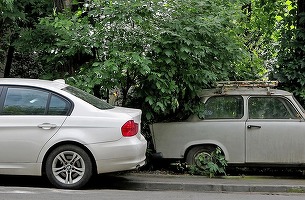 GALERIE FOTO Atenție! Autoritățile încep să ridice mașinile abandonate, după înăsprirea legislației. Proprietarii, somați să ia automobilele de pe spațiul public, altfel vor plăti pentru returnare