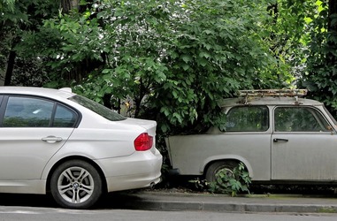 GALERIE FOTO Atenție! Autoritățile încep să ridice mașinile abandonate, după înăsprirea legislației. Proprietarii, somați să ia automobilele de pe spațiul public, altfel vor plăti pentru returnare