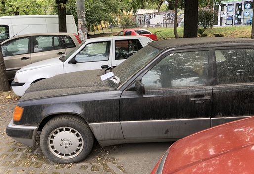 GALERIE FOTO Atenție! Autoritățile încep să ridice mașinile abandonate, după înăsprirea legislației. Proprietarii, somați să ia automobilele de pe spațiul public, altfel vor plăti pentru returnare