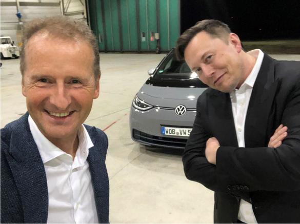 VIDEO Cum a testat Elon Musk VW ID.3 pe aeroport, iar Herbert Diess a dezvăluit din greșeală viitorul ID.4