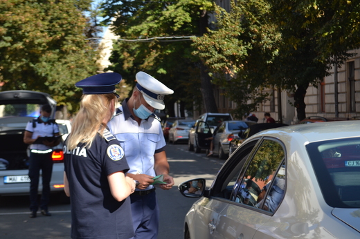 Șoferi sancționați pentru nefolosirea corespunzătoare a dispozitivelor de fixare în scaun pentru copii