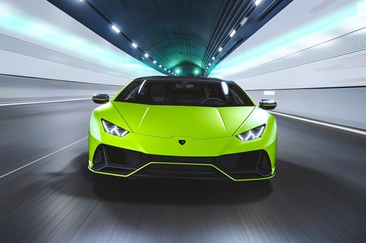 FOTO Lamborghini lansează Huracan-ul fluorescent