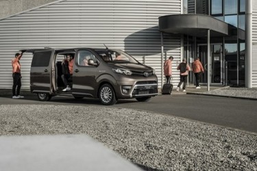 FOTO Toyota lansează versiunea electrică a vanului Proace Verso