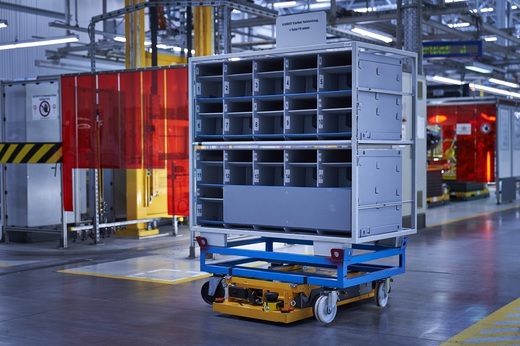 BMW Group se lansează în afaceri cu roboți industriali și software pentru logistică