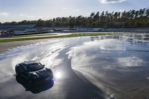 VIDEO & FOTO Porsche Taycan, primul Porsche electric, record mondial pentru cel mai lung drift