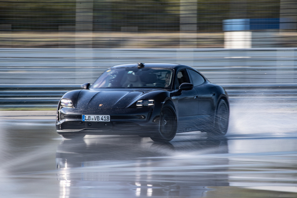 VIDEO & FOTO Porsche Taycan, primul Porsche electric, record mondial pentru cel mai lung drift