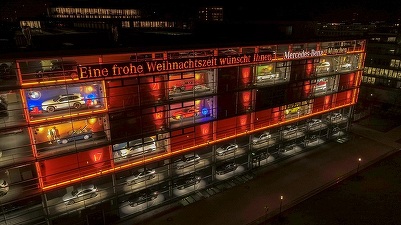 FOTO Campanie „Cumpărați local”: BMW și Mercedes-Benz își prezintă mașinile reciproc, în vitrinele din Munchen