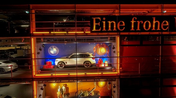 FOTO Campanie „Cumpărați local”: BMW și Mercedes-Benz își prezintă mașinile reciproc, în vitrinele din Munchen