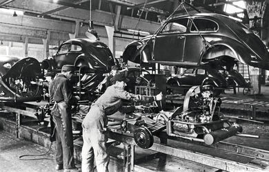Volkswagen - 75 de ani de la primul autoturism. Uzina din Wolfsburg, la un pas de un sfârșit tragic, dar salvată de un militar