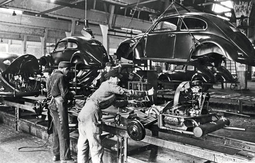 Volkswagen - 75 de ani de la primul autoturism. Uzina din Wolfsburg, la un pas de un sfârșit tragic, dar salvată de un militar