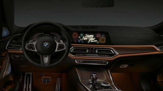 VIDEO Noile tehnologii, folosite de BMW pentru a trimite mesaje de Crăciun și Anul Nou direct în mașină