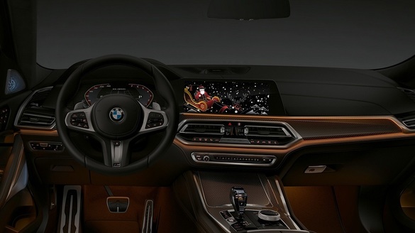 VIDEO Noile tehnologii, folosite de BMW pentru a trimite mesaje de Crăciun și Anul Nou direct în mașină