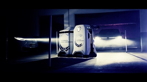 Volkswagen prezintă robotul autonom de încărcare a mașinilor electrice