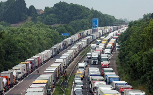 Șoferii francezi de camioane se pregătesc pentru un posibil haos la granița cu Marea Britanie, după reintroducerea controalelor