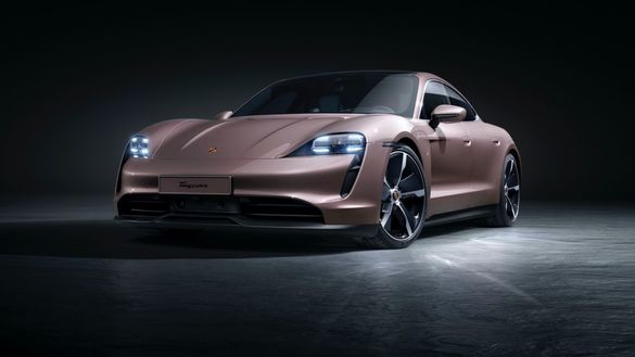 FOTO Porsche lansează cea mai ieftină versiune a lui Taycan