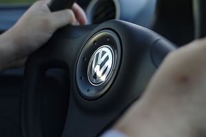 Șeful grupului Volkswagen nu este îngrijorat de planurile Apple pentru un automobil care ar include tehnologia pentru baterii a producătorului iPhone