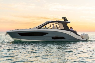 FOTO BMW va crea designul șalupelor de lux Sea Ray. Acord cu unul dintre cei mai renumiți constructori de șalupe de lux