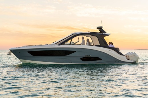 FOTO BMW va crea designul șalupelor de lux Sea Ray. Acord cu unul dintre cei mai renumiți constructori de șalupe de lux